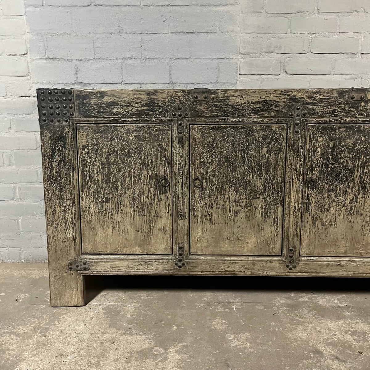 Robust Chinese sideboard from old elmwood | 5 doors D032