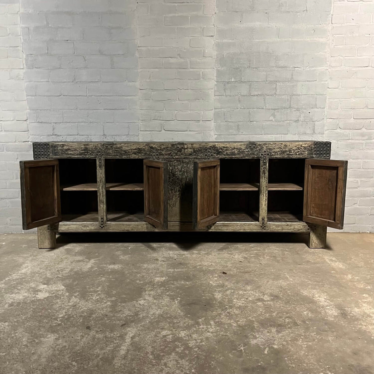 Robust Chinese sideboard from old elmwood | 5 doors D032