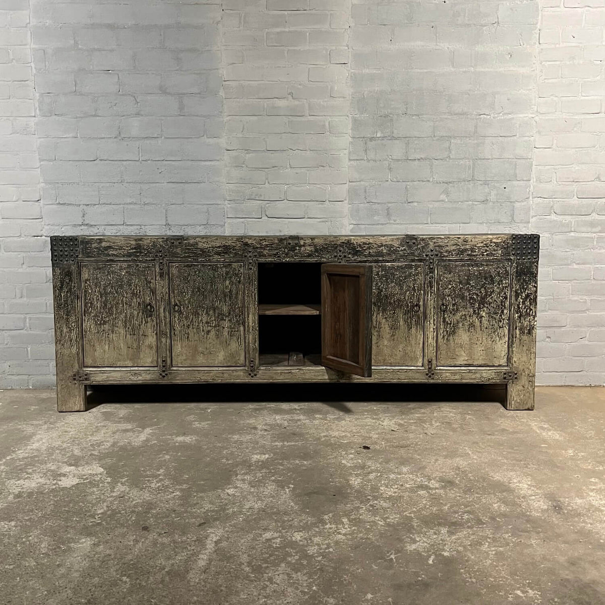 Robust Chinese sideboard from old elmwood | 5 doors D032