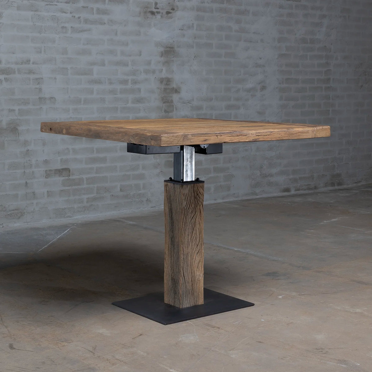 Landelijke eikenhouten bartafel met elektrisch verstelbaar mechanisme op accu