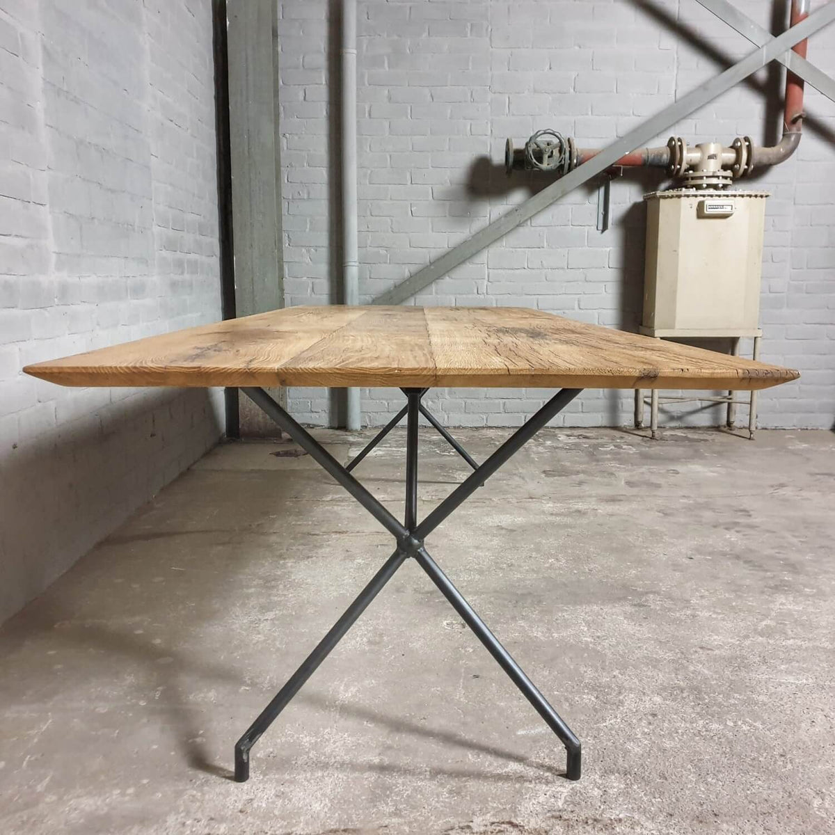 Modern oak diningtable with beveled edge custom made – DT31