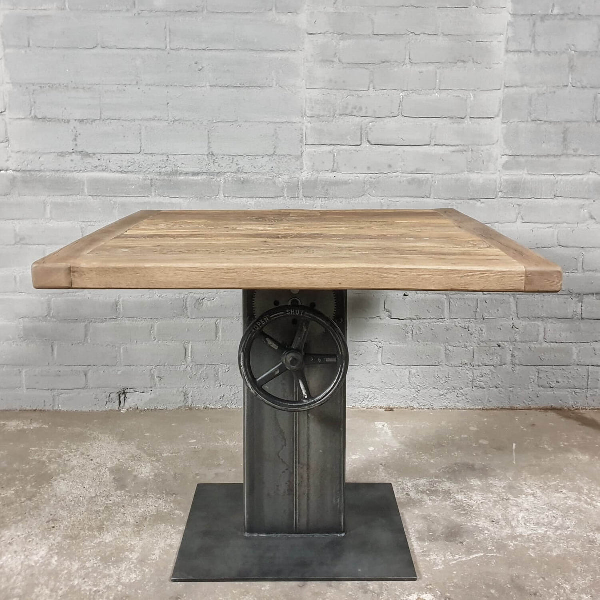 Industrial design bistro table – height adjustable base – IND502
