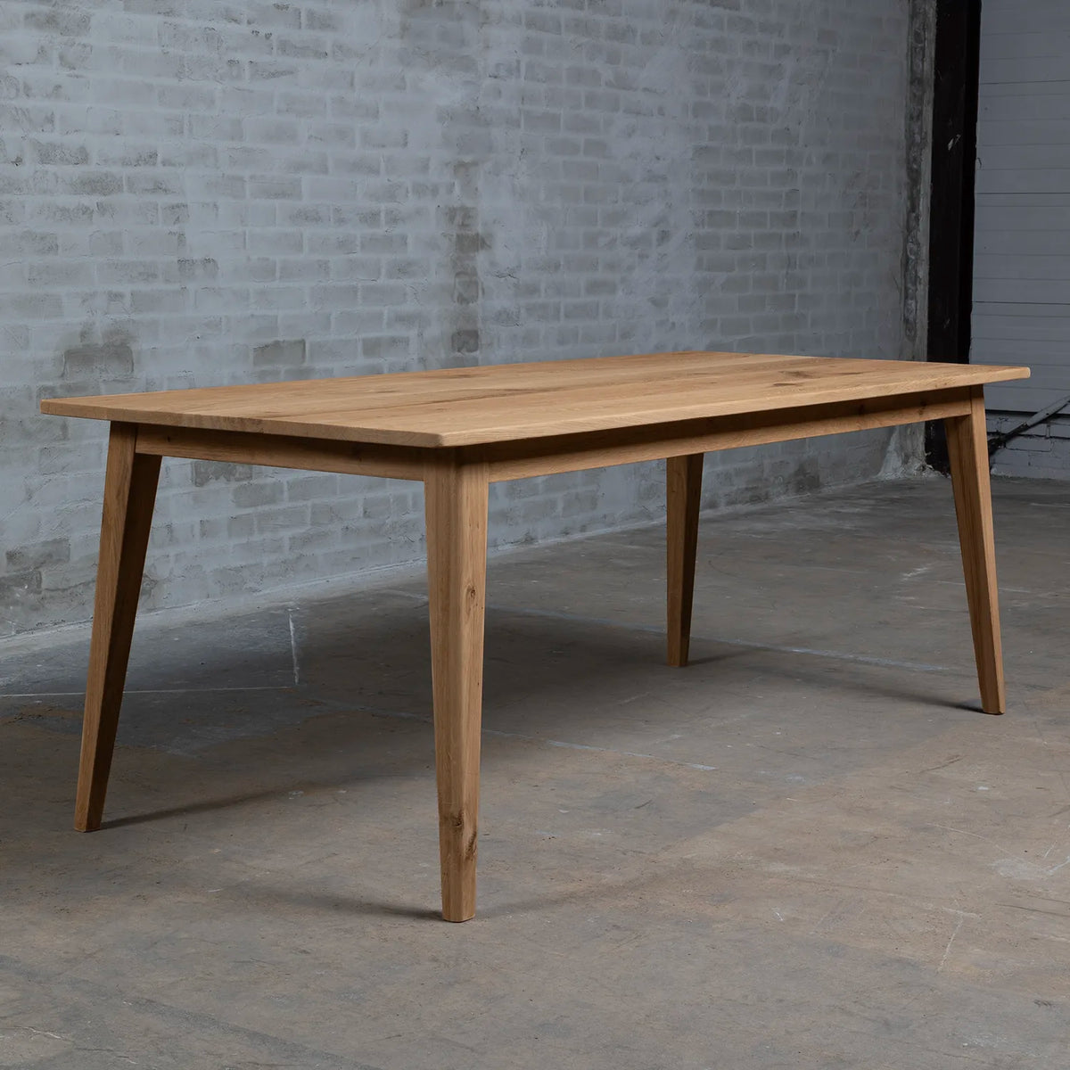 Retro eettafel G023 van eikenhout schuin-vooraanzicht