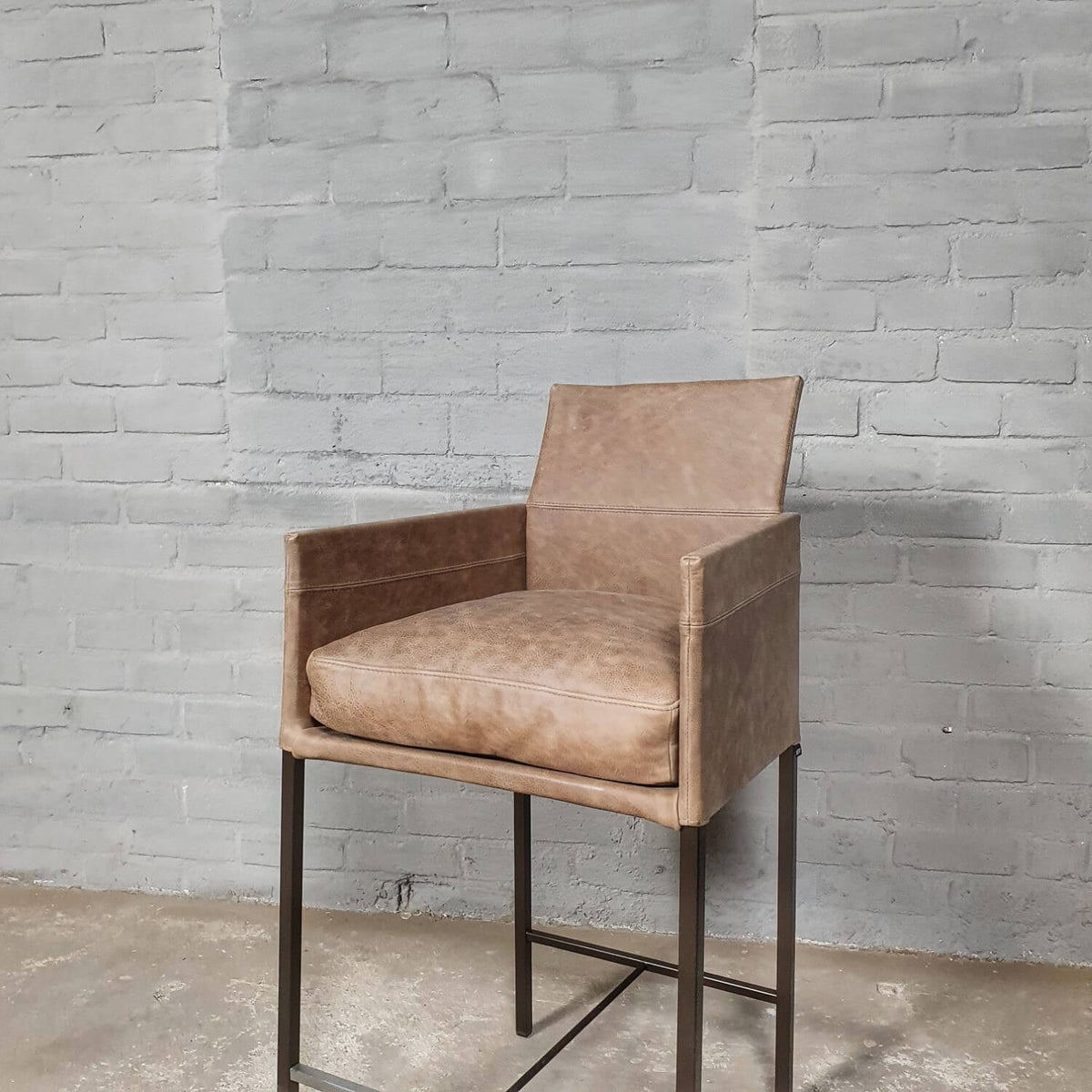 Modern bar chairs with armrests | KFF Texas | S39