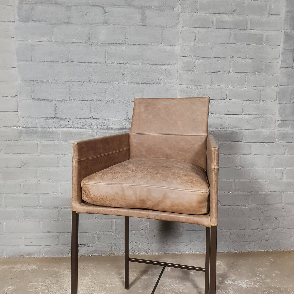 Modern bar chairs with armrests | KFF Texas | S39