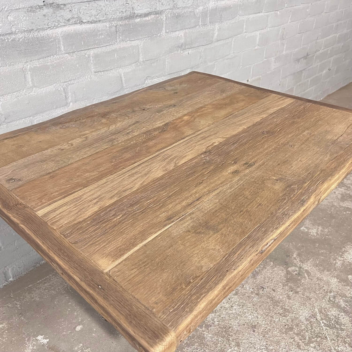 Industrial design bistro table – height adjustable base – IND502