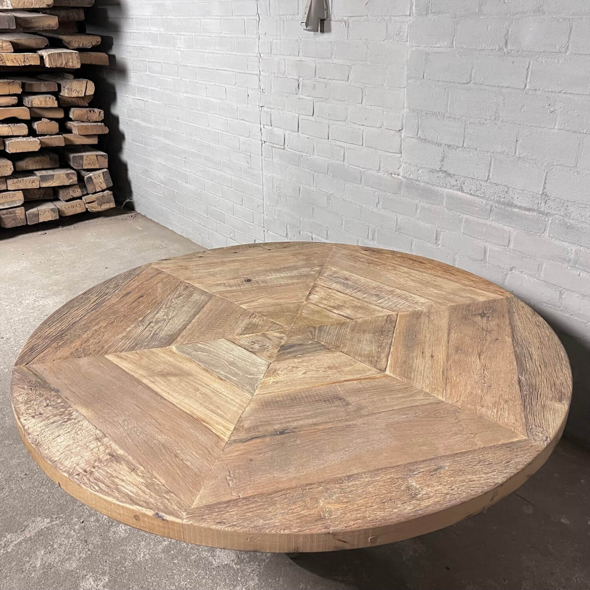 Industrial round dining table with height adjustable base – IND673