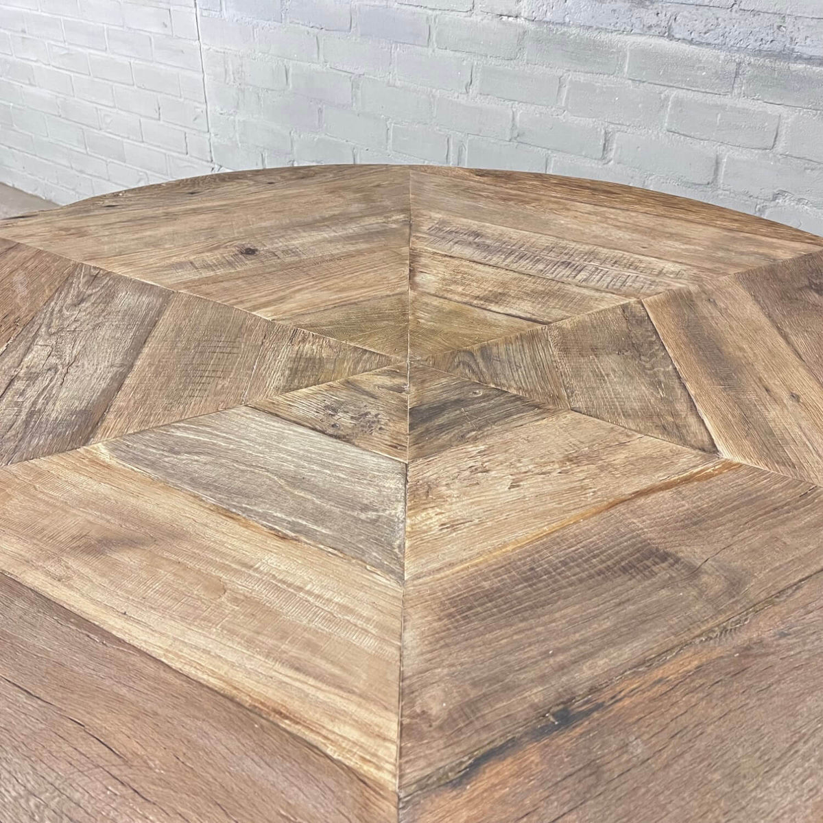 Industrial round dining table with height adjustable base – IND673