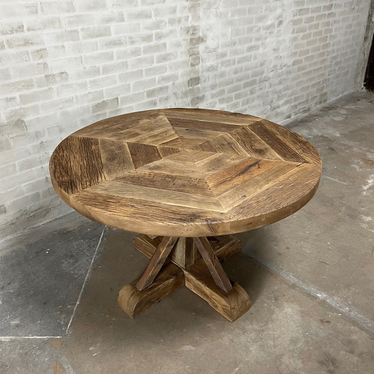 Small round refectory table in old oak wood – Basel – Z017