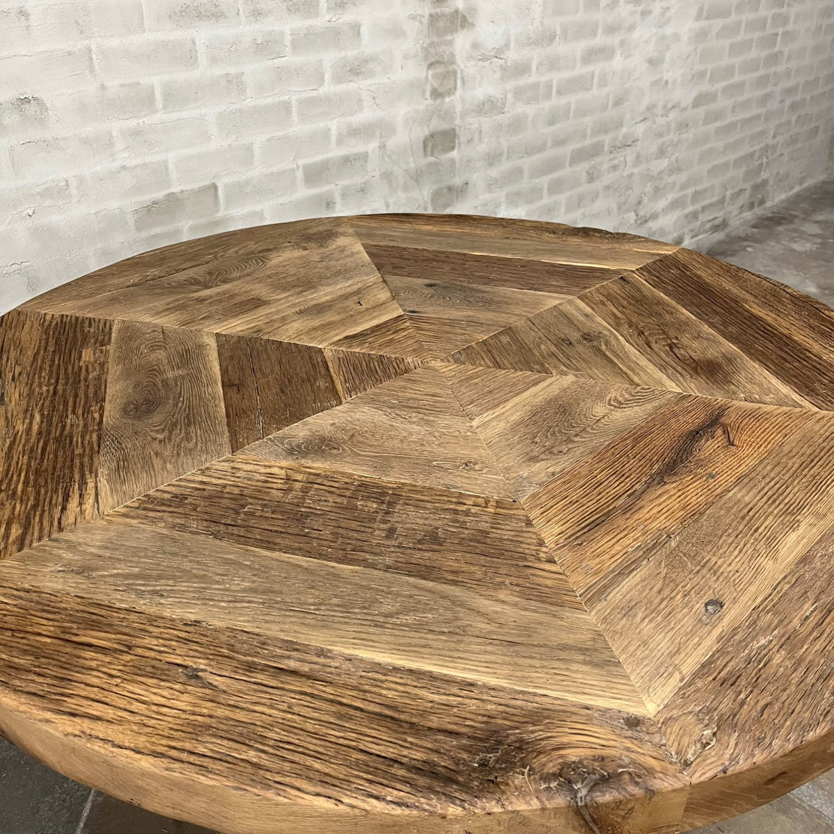 Small round refectory table in old oak wood – Basel – Z017