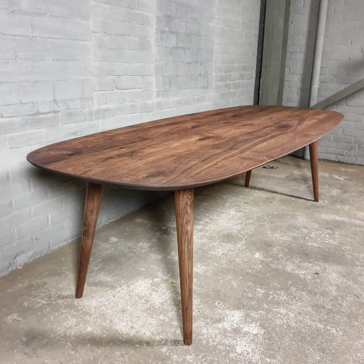 Walnut dining table Danish oval – in stock – IND780