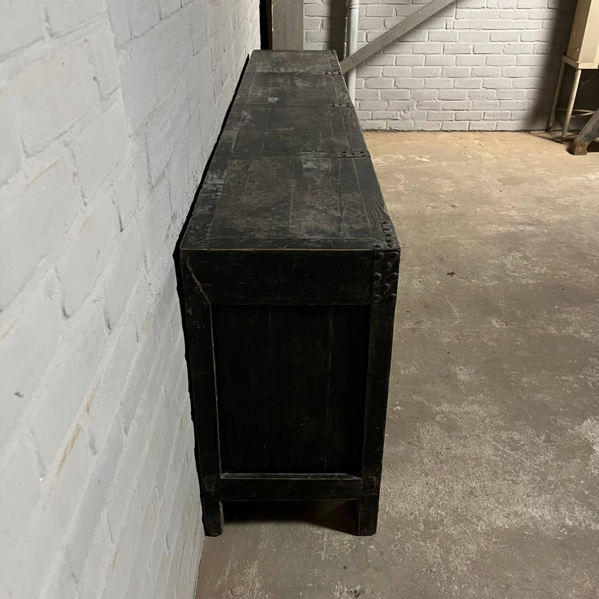 Robust Chinese sideboard from old elmwood | 5 doors D032