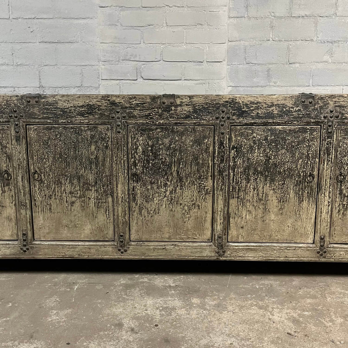Robust Chinese sideboard from old elmwood | 5 doors D032