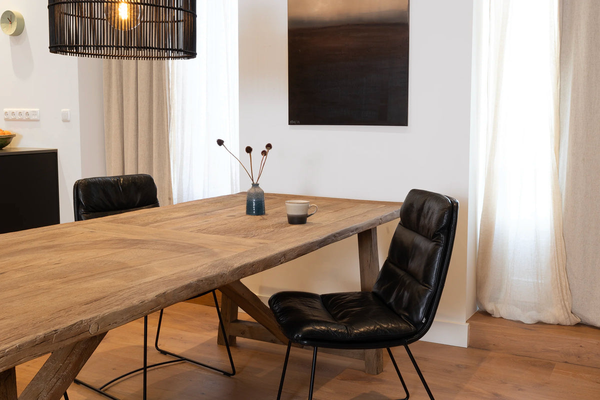 Eettafel Rothenburg gemaakt van hergebruikt oud eikenhout. Op maat verkrijgbaar.