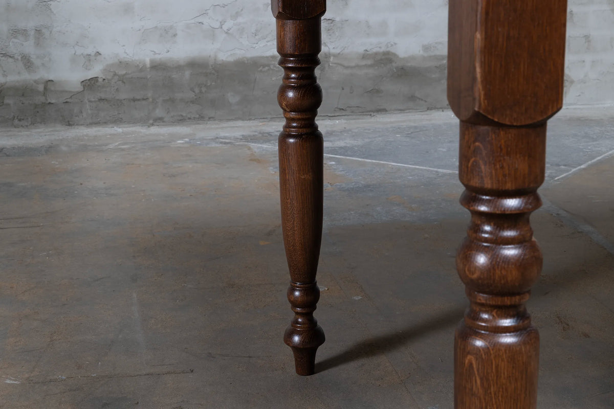 Classic oak dining table in antique style – G022