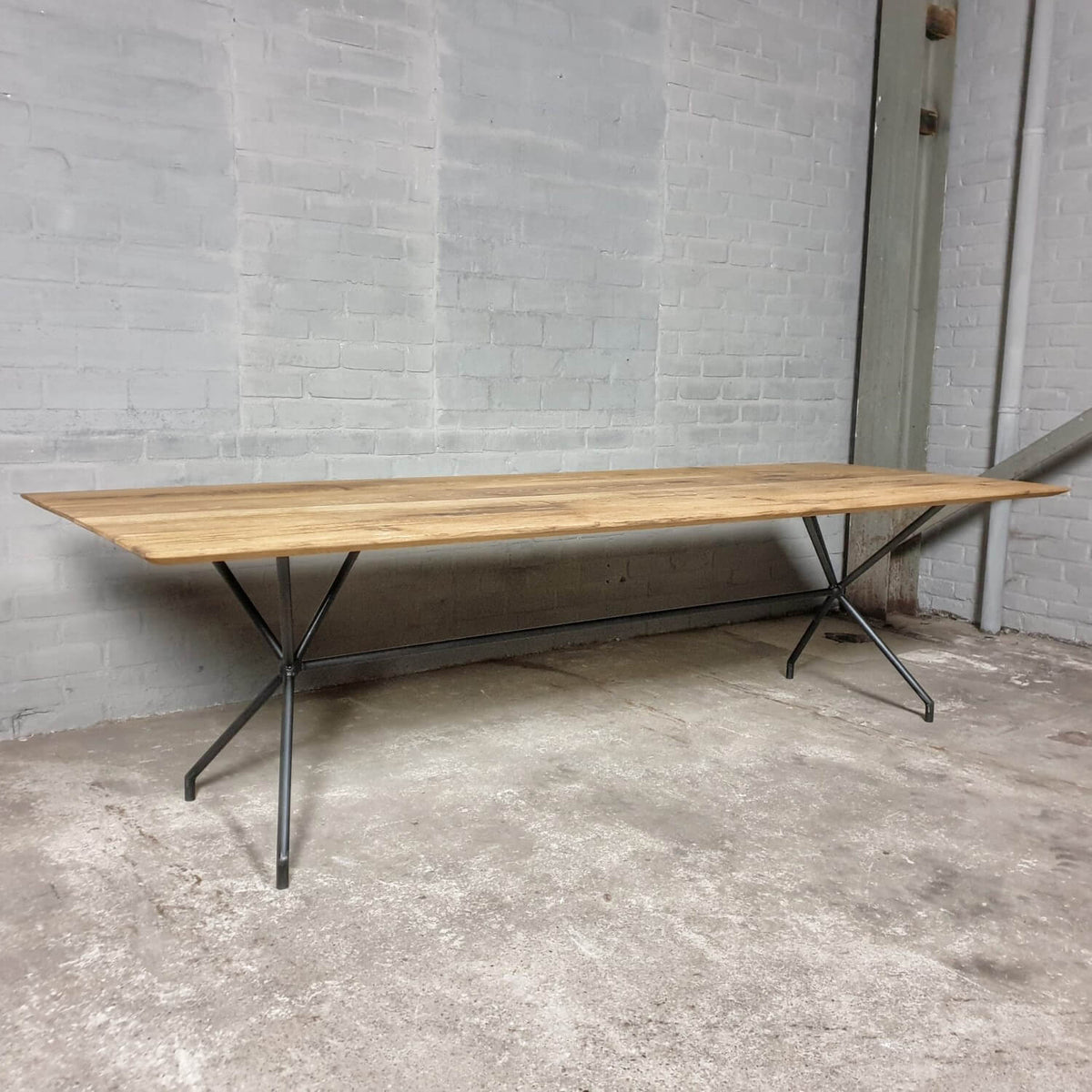 Modern oak diningtable with beveled edge custom made – DT31