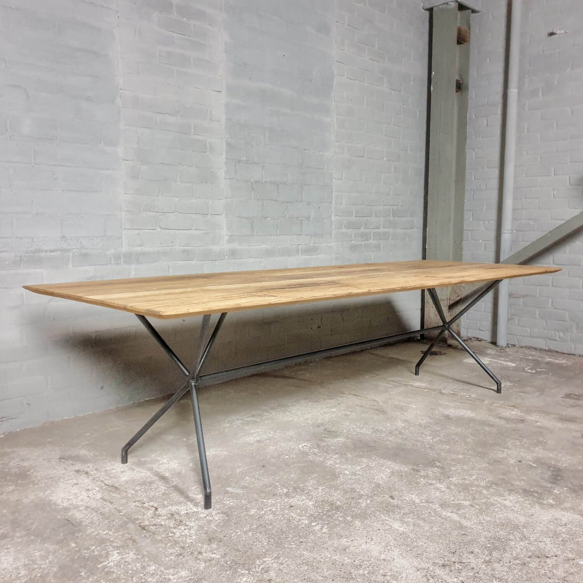 Modern oak diningtable with beveled edge custom made – DT31