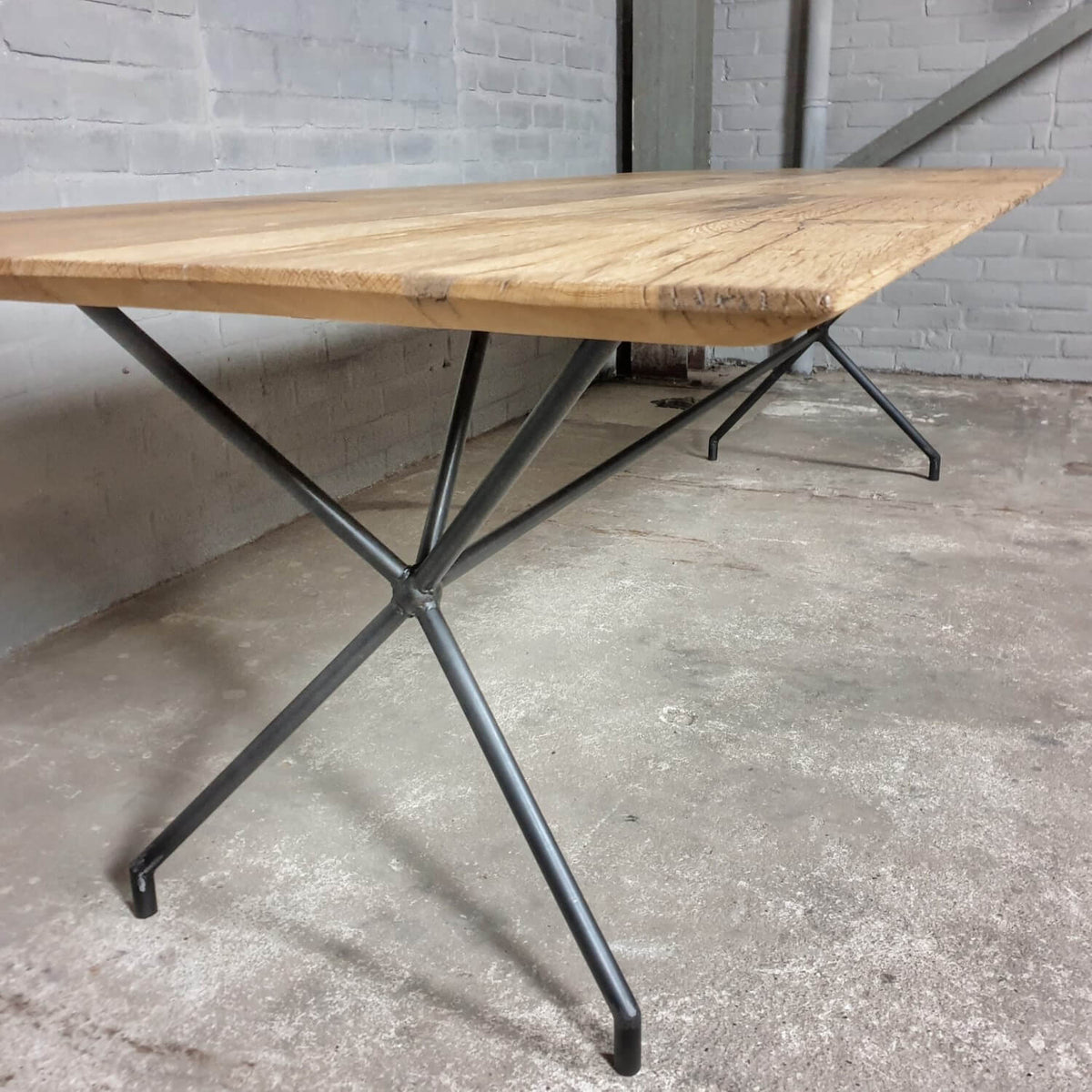 Modern oak diningtable with beveled edge custom made – DT31