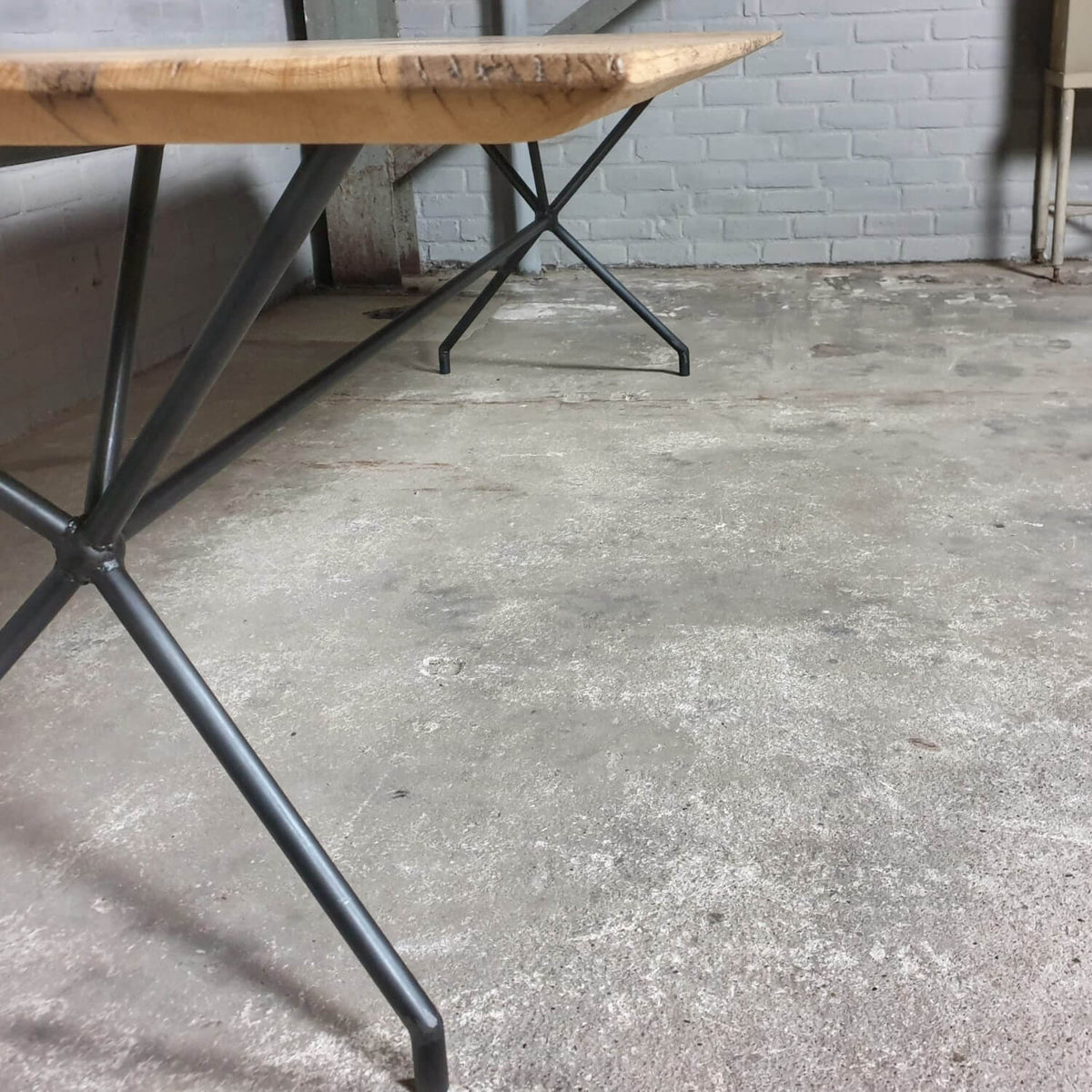 Modern oak diningtable with beveled edge custom made – DT31
