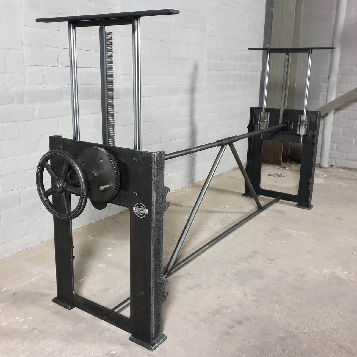 Height adjustable table – crank base – industrial design – DT02