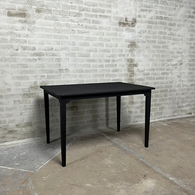 Antieke eettafel in zwart en inlands hardhout