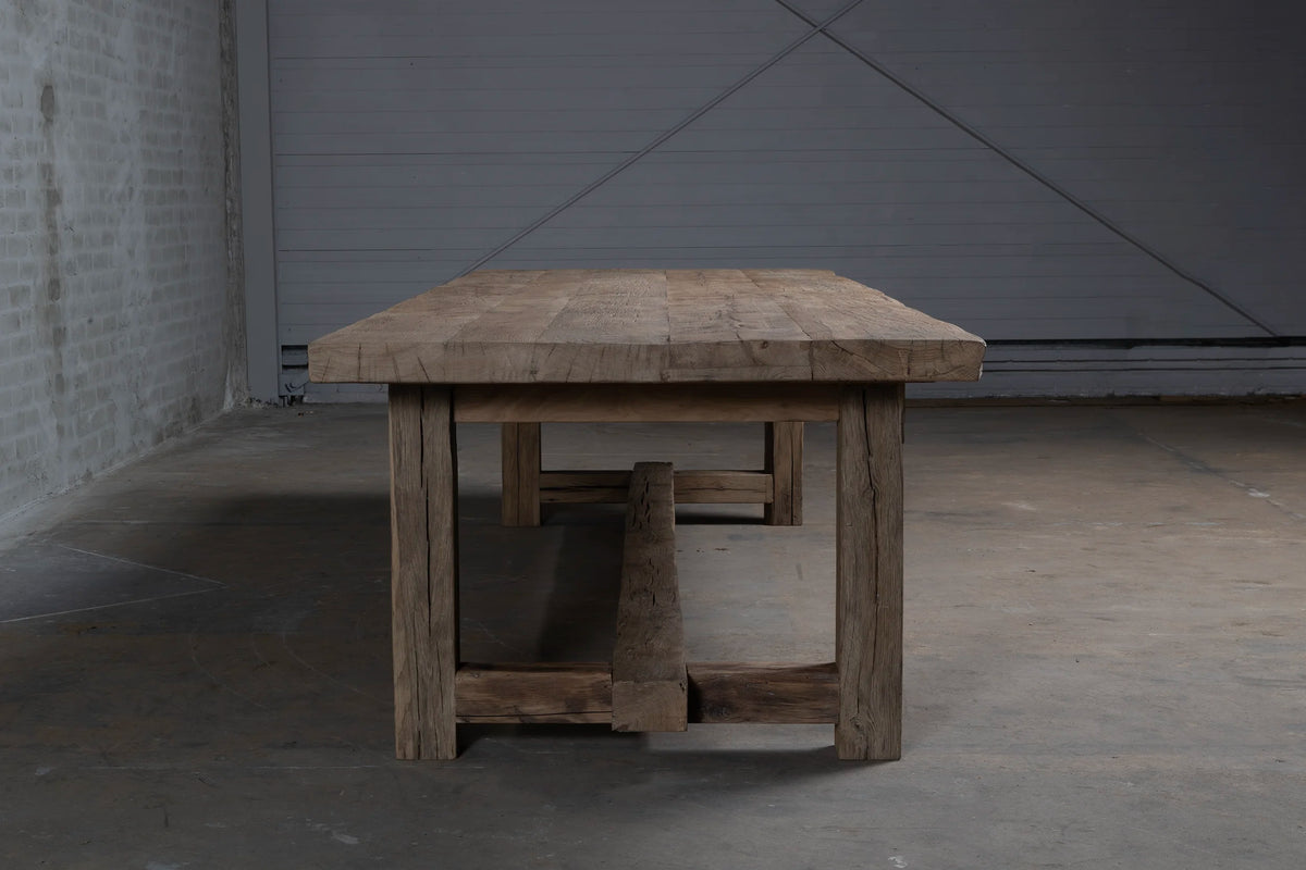 vooraanzicht van de Z027-M Ulm kloostertafel van massief oud eikenhout