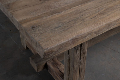 closeup van tafelblad van de Z027-M Ulm kloostertafel van massief oud eikenhout