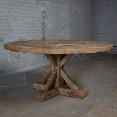Landelijke eettafel van oud eikenhout gemaakt naar model van een kloostertafel