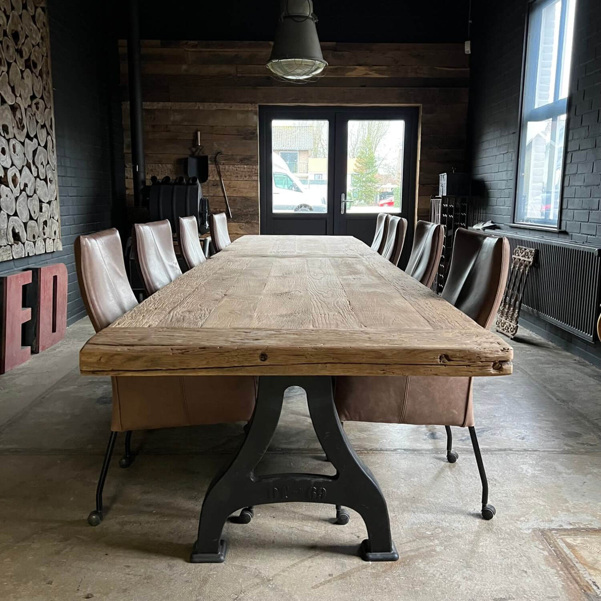 Eikenhouten eettafel met industriële stijl