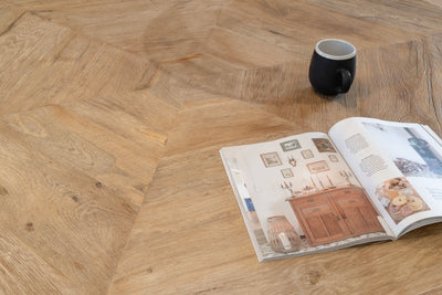 Closeup tafelblad van Orléans ronde eettafel in stijlvolle woonkamer - Eettafel op maat verkrijgbaar