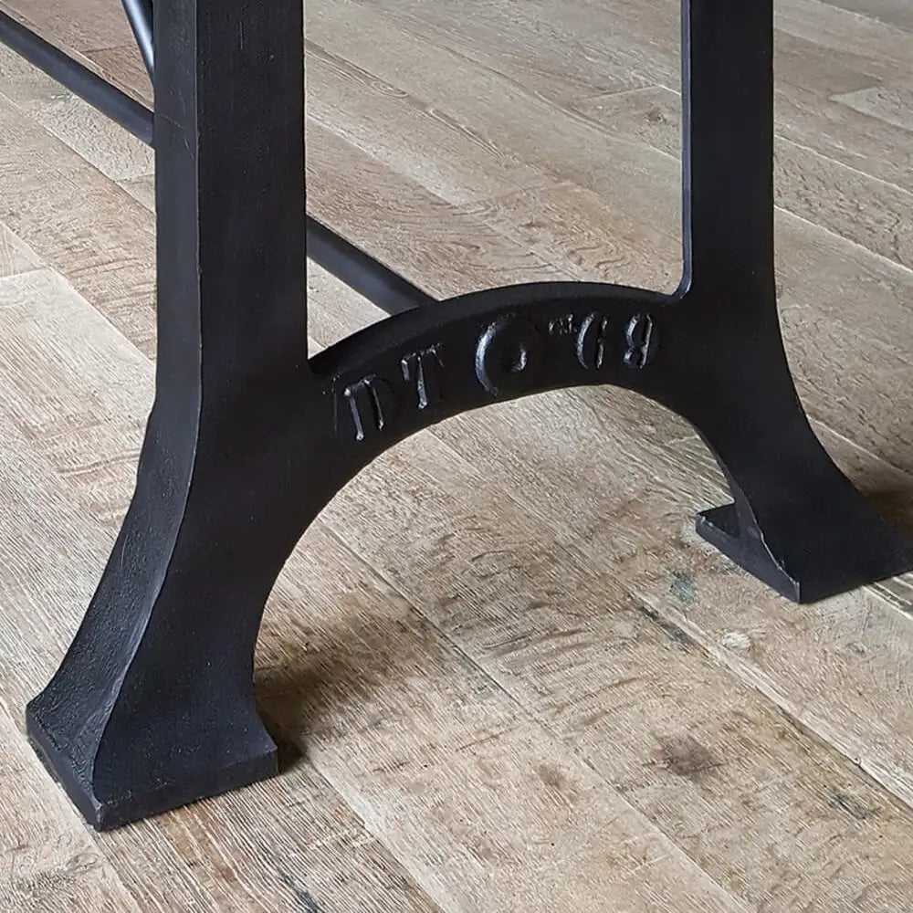 Table legs in matt black finish