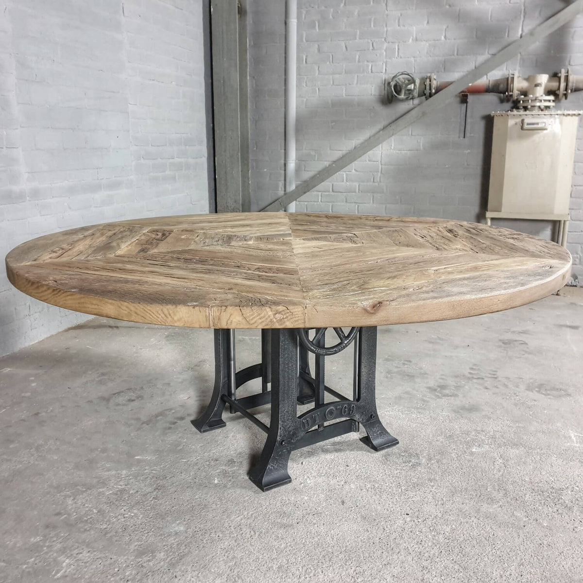 Industrial round dining table with height adjustable base – IND673