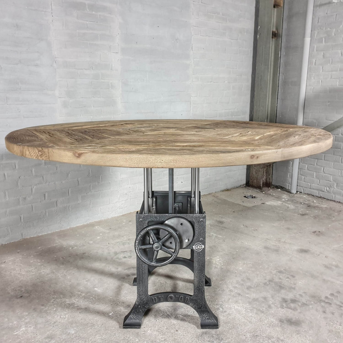 Industrial round dining table with height adjustable base – IND673