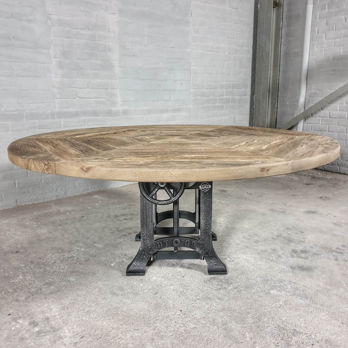 Industrial round dining table with height adjustable base – IND673