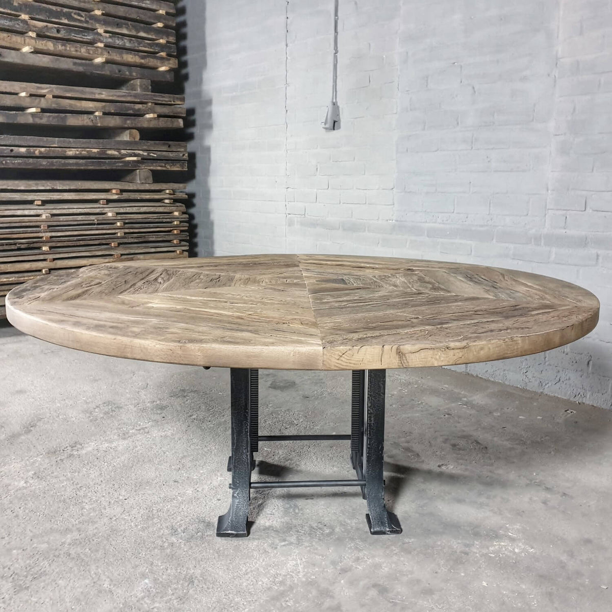 Industrial round dining table with height adjustable base – IND673