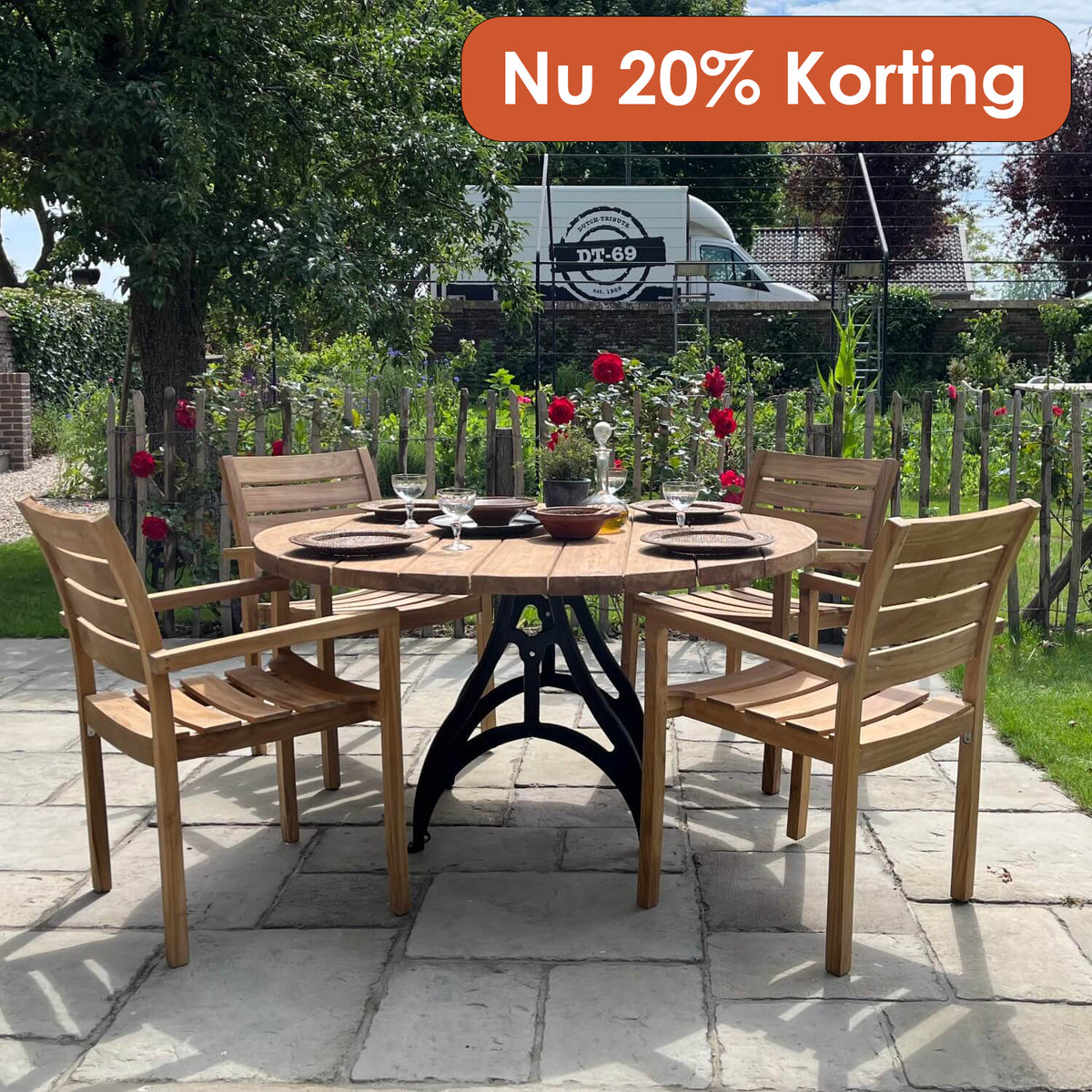 Ronde tuintafel van teakhout en gietijzeren poot in Franse tuin met rozen - nu met 20% korting