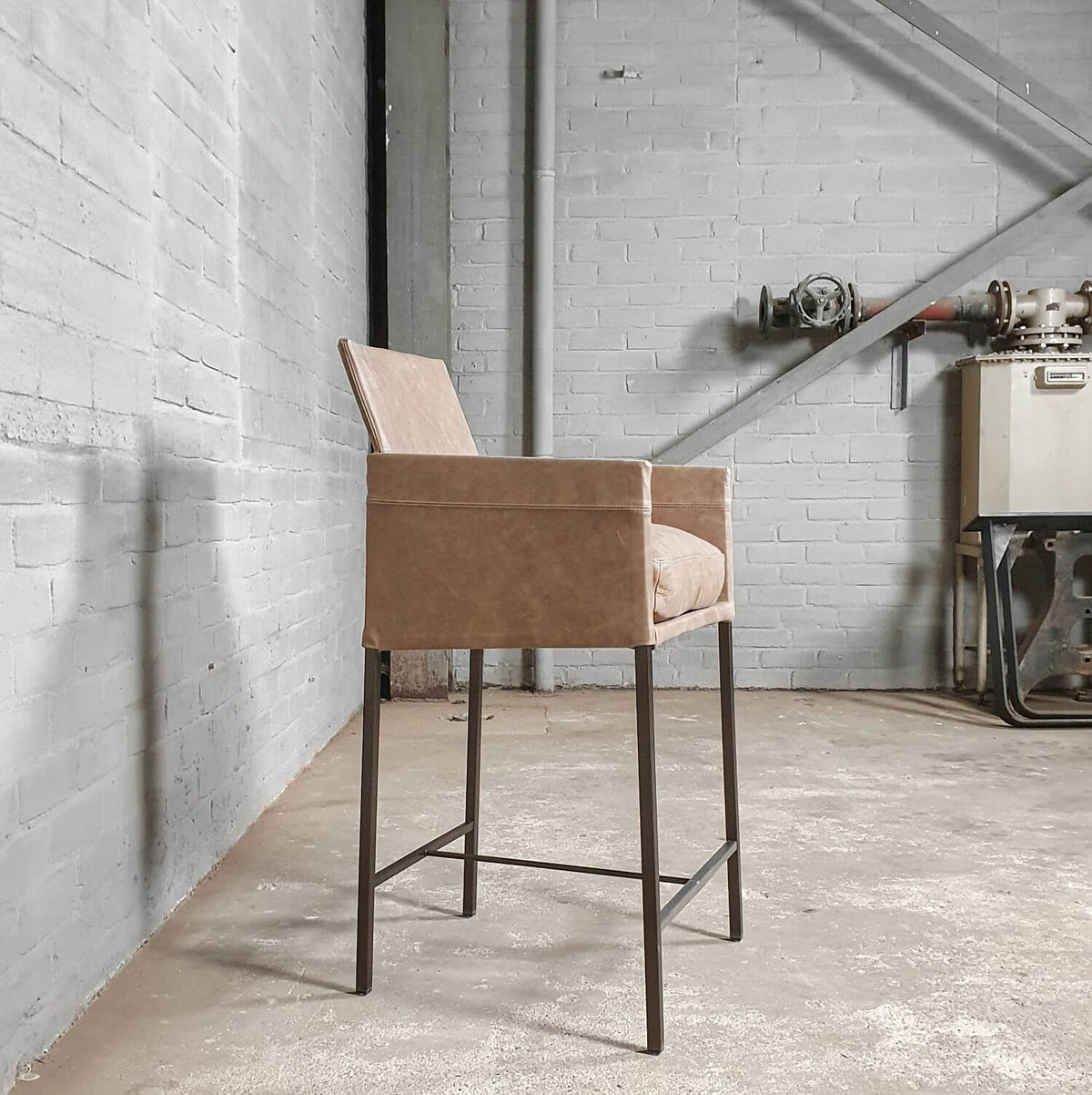 Modern bar chairs with armrests | KFF Texas | S39