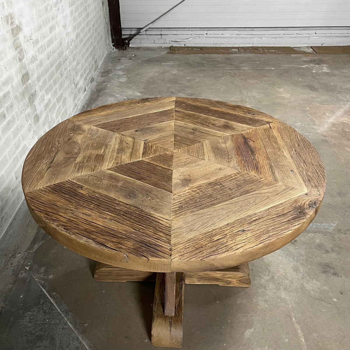 Small round refectory table in old oak wood – Basel – Z017