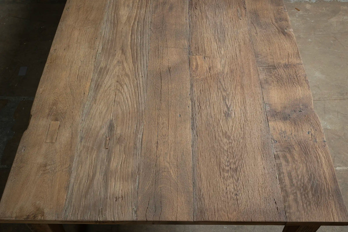 Closeup tafleblad van Franse boerentafel Jean van oud eikenhout in landelijke stijl