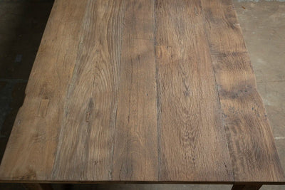 Closeup tafleblad van Franse boerentafel Jean van oud eikenhout in landelijke stijl