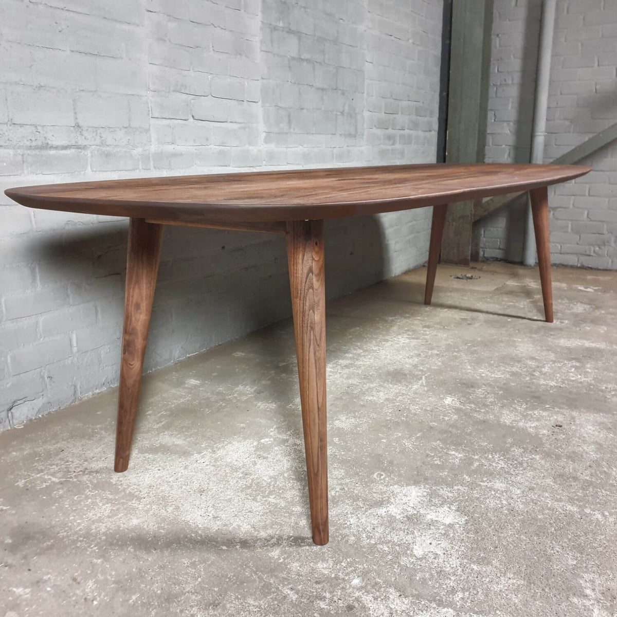 Walnut dining table Danish oval – in stock – IND780