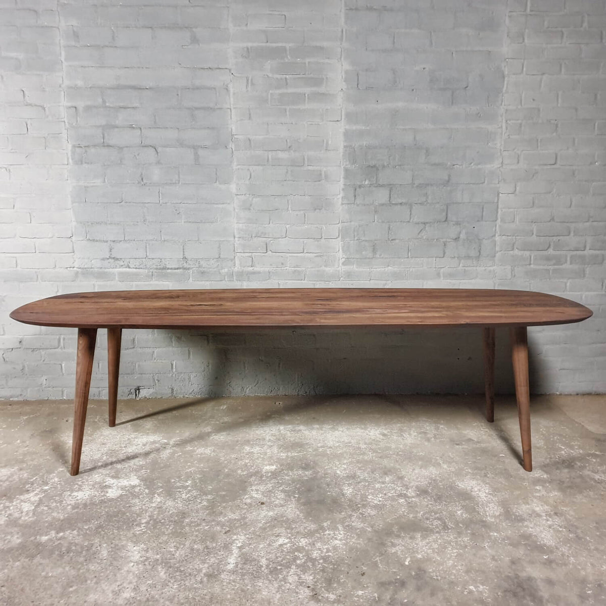 Walnut dining table Danish oval – in stock – IND780