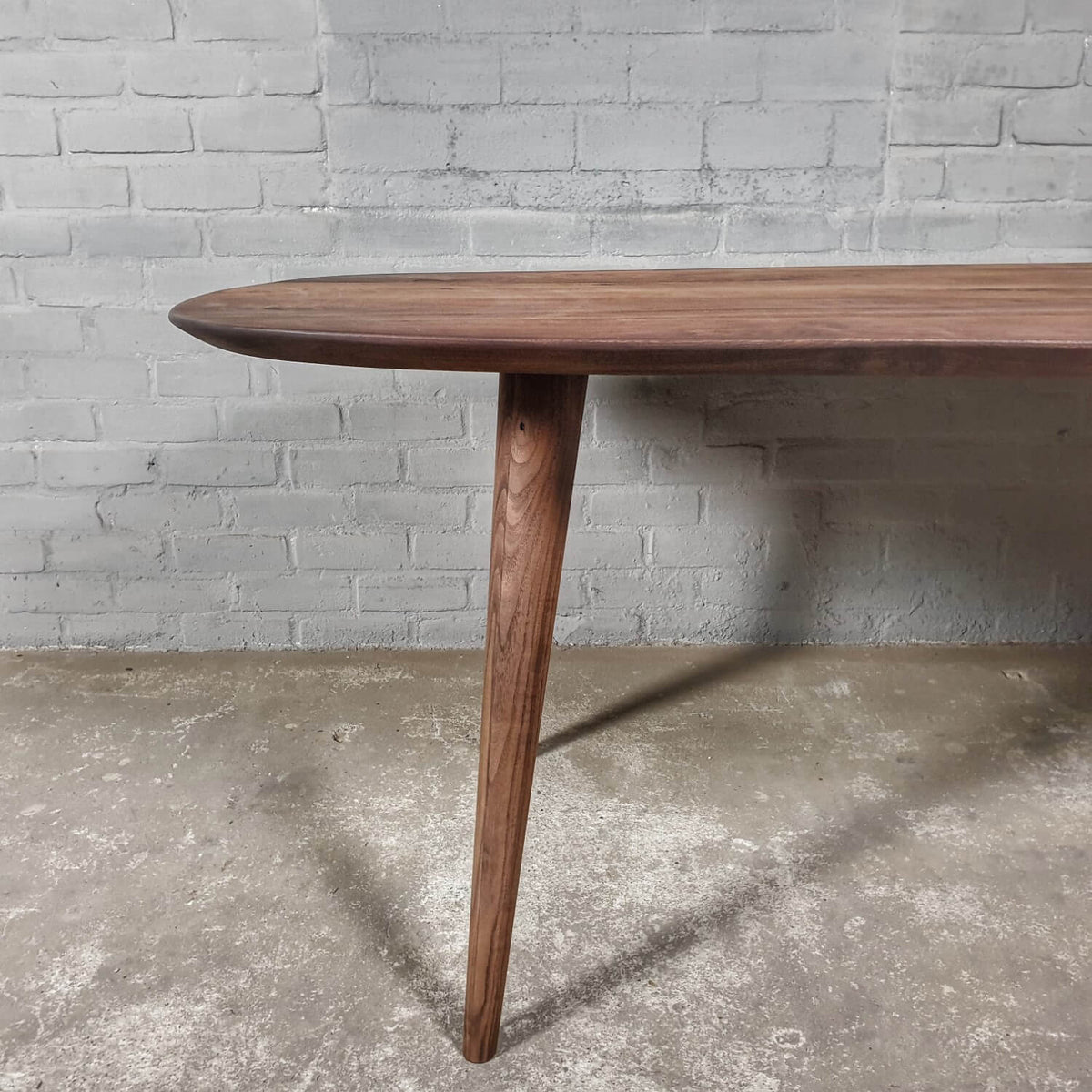 Walnut dining table Danish oval – in stock – IND780