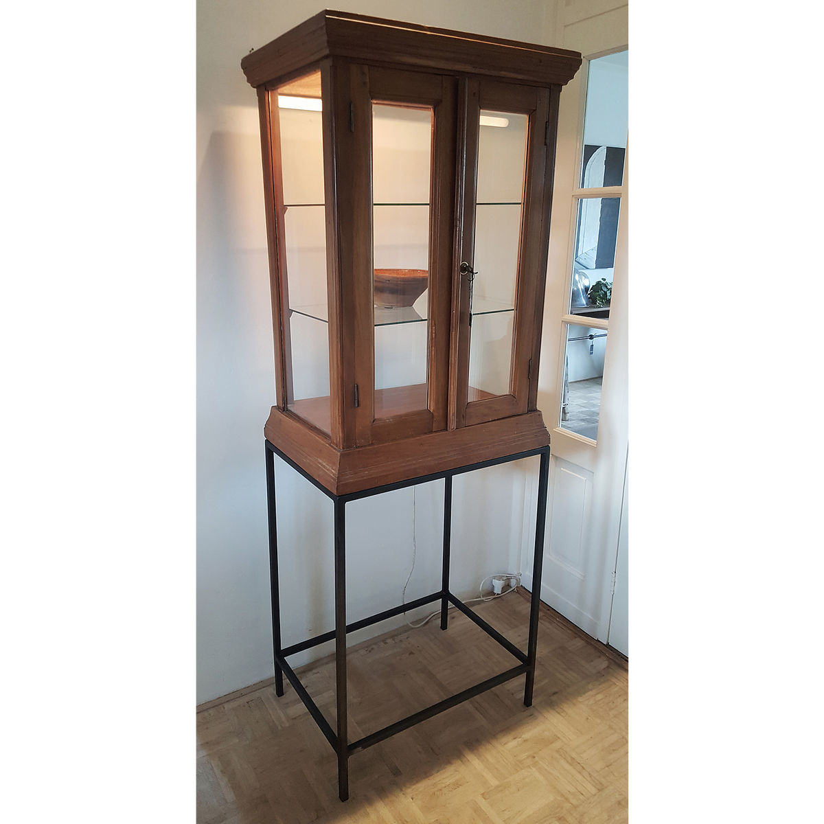 Antieke vitrine gecombineerd met stalen onderstel - A017