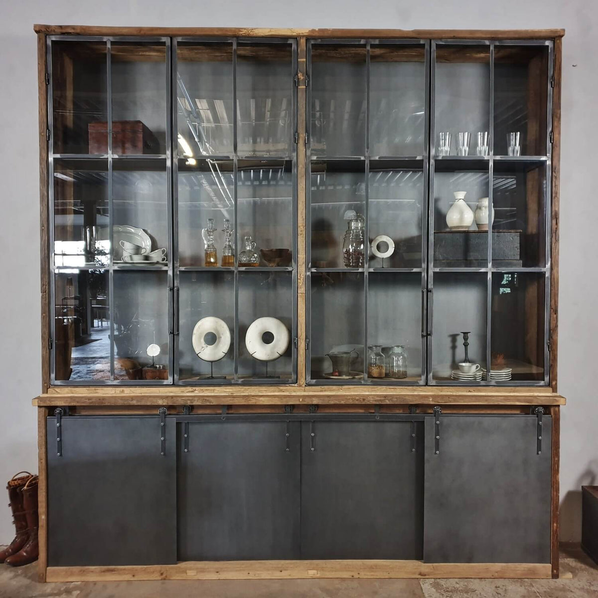industriele-kast-oud-eiken-met stalen-schuif-deuren-stalen-deuren-met-glas