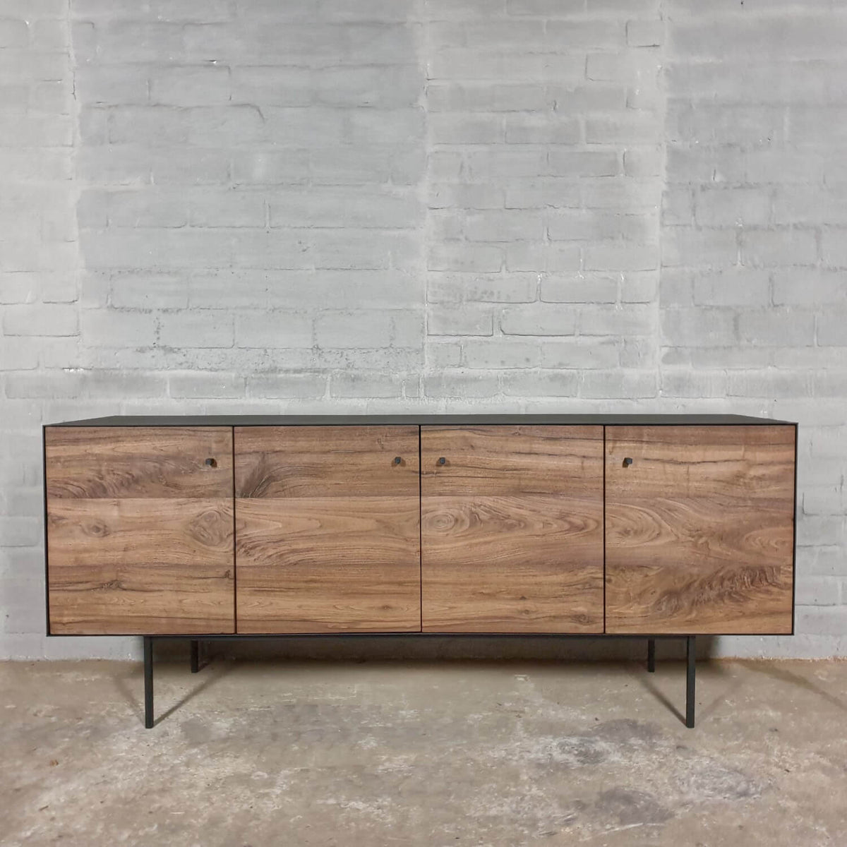 tv-meubel-modern-dressoir-notenhout-gecombineerd-met-staal-d006-01